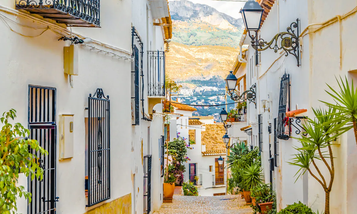 Airbnb Alicante 2026: nuevas leyes, moratoria de licencias y qué significa para los propietarios. Análisis del mercado inmobiliario y cuándo vender.